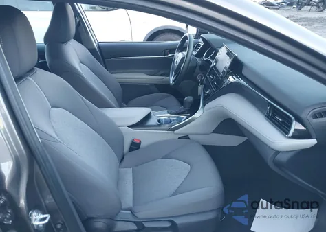 2022 Toyota Camry Le z USA, uszkodzony, nr VIN 4T1C11AK8NU688728